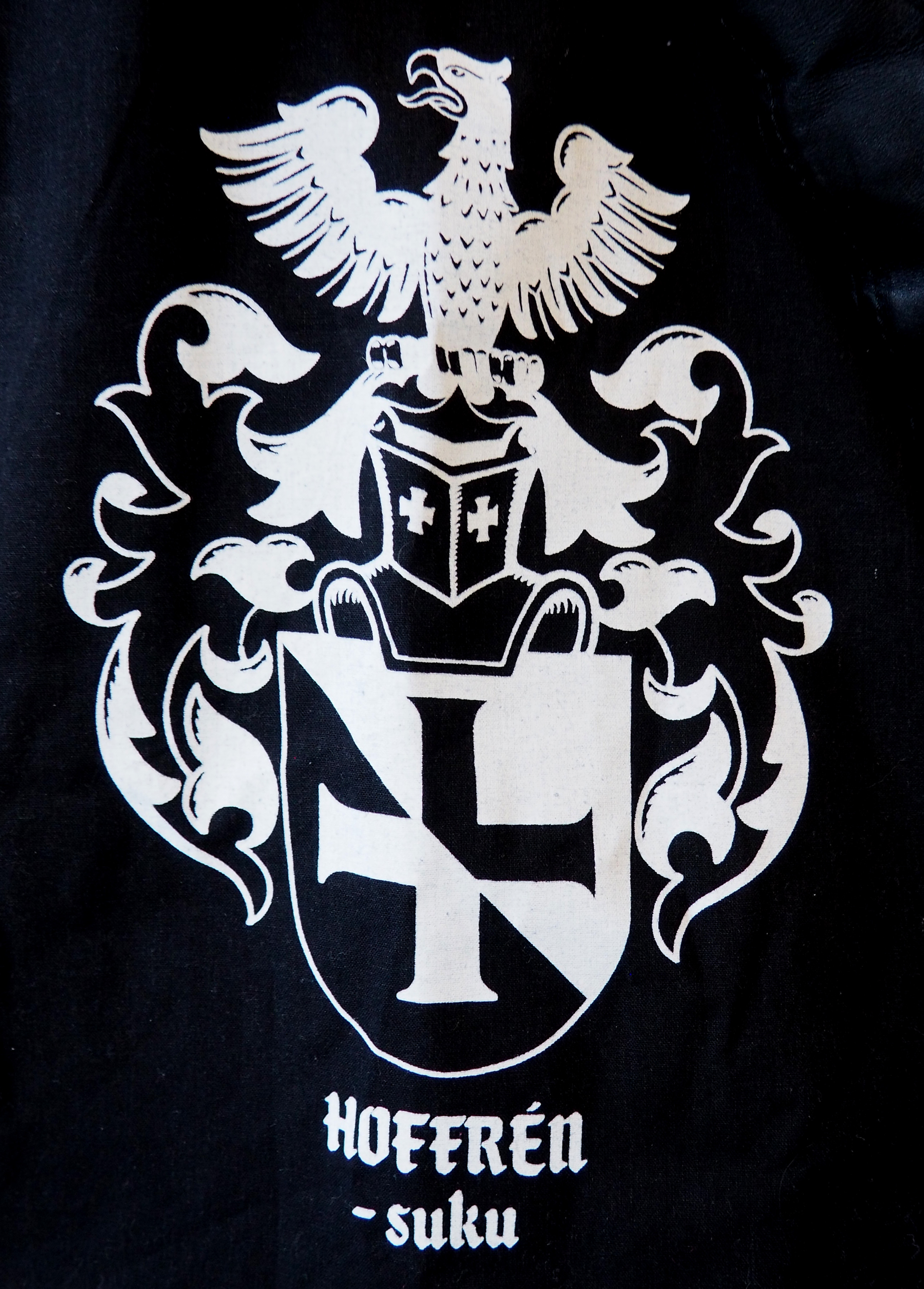 Lähikuva Hoffrénien Sukuyhdistyksen kangaskassista.